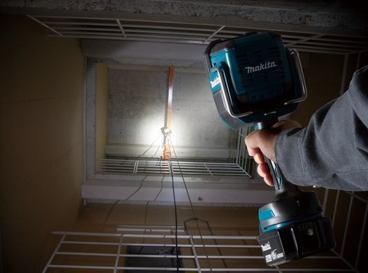 Lanterna Led À Bateria Makita Dml812